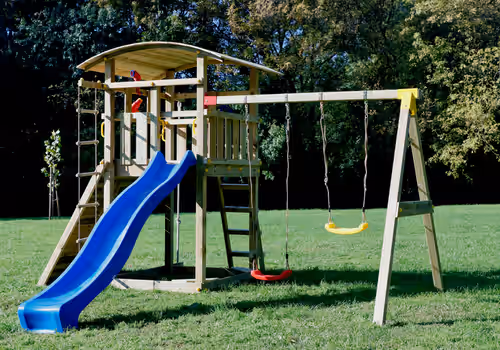 Gyermekek játszótéren