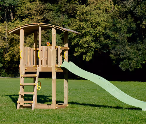 Telített fából készült játszótornyot ábrázoló kép