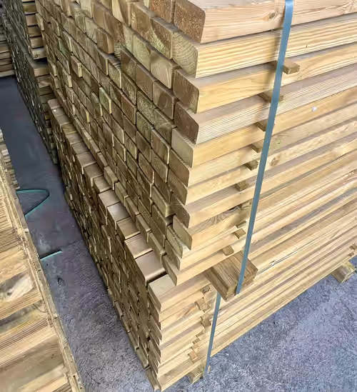 Telített faanyagból készült pallót ábrázoló kép