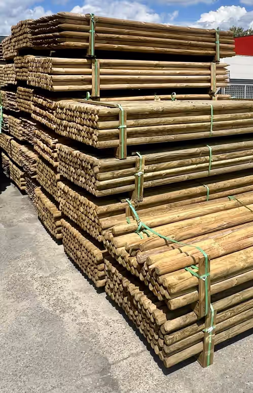 Telített faanyagból készült rúdfát ábrázoló kép