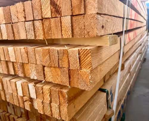 Bramac cserépléc 30×50 mm, 4 m – légszárított, impregnált tetőléc közelről kötegben