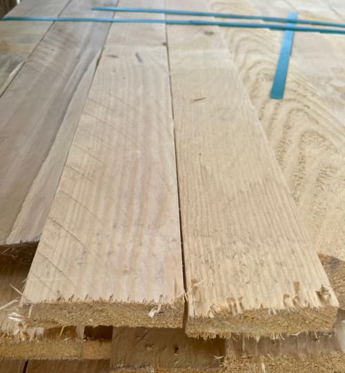 Fűrészelt deszka 25×100×4000 mm – colos deszka közelről