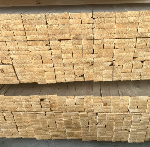 Egalizált cserépléc 23×48 mm, 4 m – műszárított tetőléc közelről kötegben