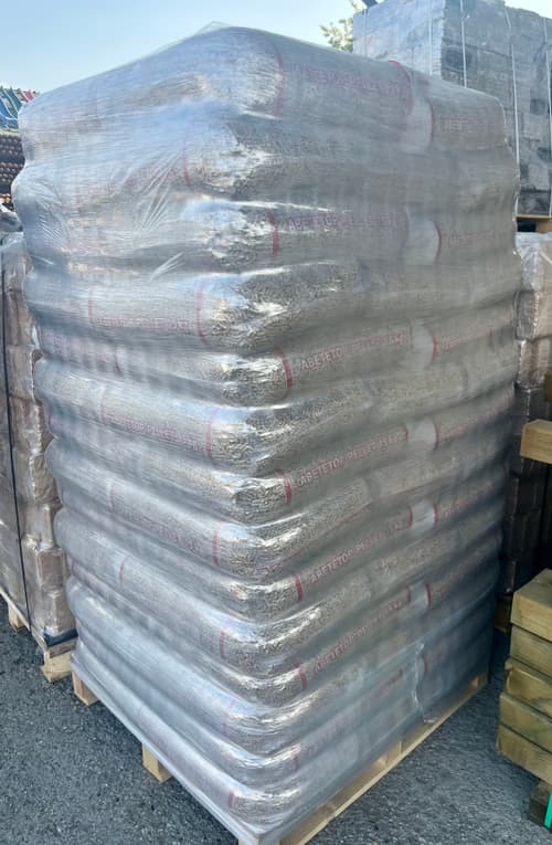 Fenyő pellet – raklapos kiszerelés oldalnézetből, 70 zsák (~1050 kg)