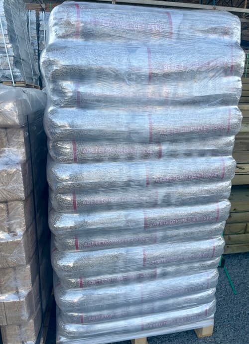 Fenyő pellet – raklapos kiszerelés szemből, 70 zsák (~1050 kg)