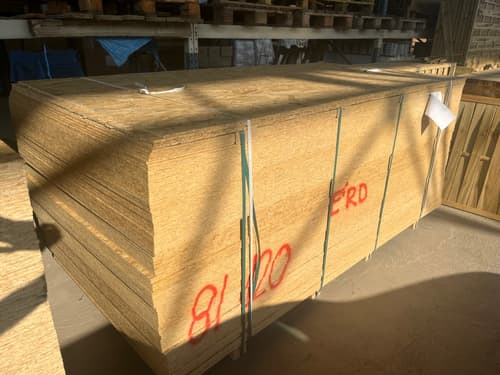 8 mm OSB 3 lapok raklapon, kötegelve – szabványos tábla méret: 1250×2500 mm