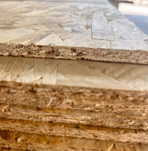 8 mm vastag OSB 3 lapok – szabályos, egyforma méretű táblalapok közelről