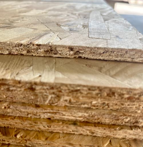 8 mm vastag OSB 3 lapok – szabályos, egyforma méretű táblalapok közelről