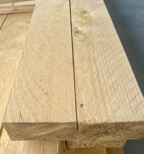 Fűrészelt palló 50×100×4000 mm gyalulatlan kivitelben - darab nézetben