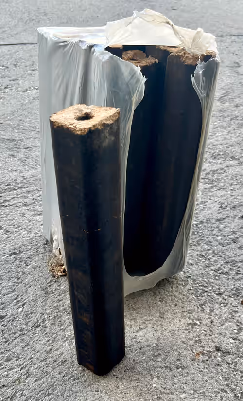 Pini-Kay keményfa brikett I. osztály – egy darab keményfa brikett és egy 10 kg-os csomag egymás mellett