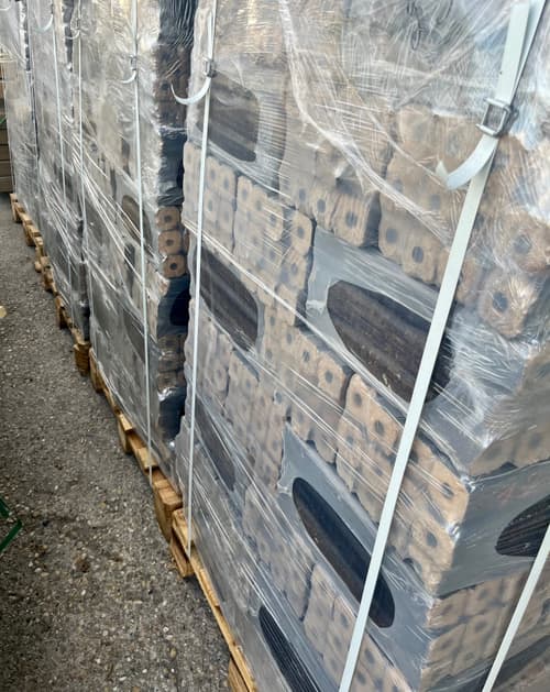 Pini-Kay keményfa brikett I. osztály – teljes raklap, 960 kg keményfa brikett (96 csomag × 10 kg)