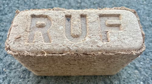RUF bükk fabrikett – egy darab kocka brikett felülnézetből