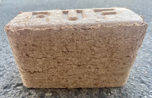RUF bükk fabrikett – egy darab kocka brikett oldalnézetből