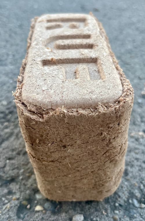 RUF bükk fabrikett – egy darab kocka brikett széléről nézve