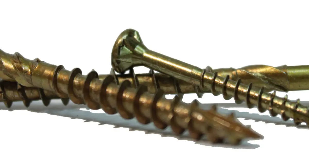 Faépítésekhez használt csavarok és kötőelemek egy asztalon elrendezve